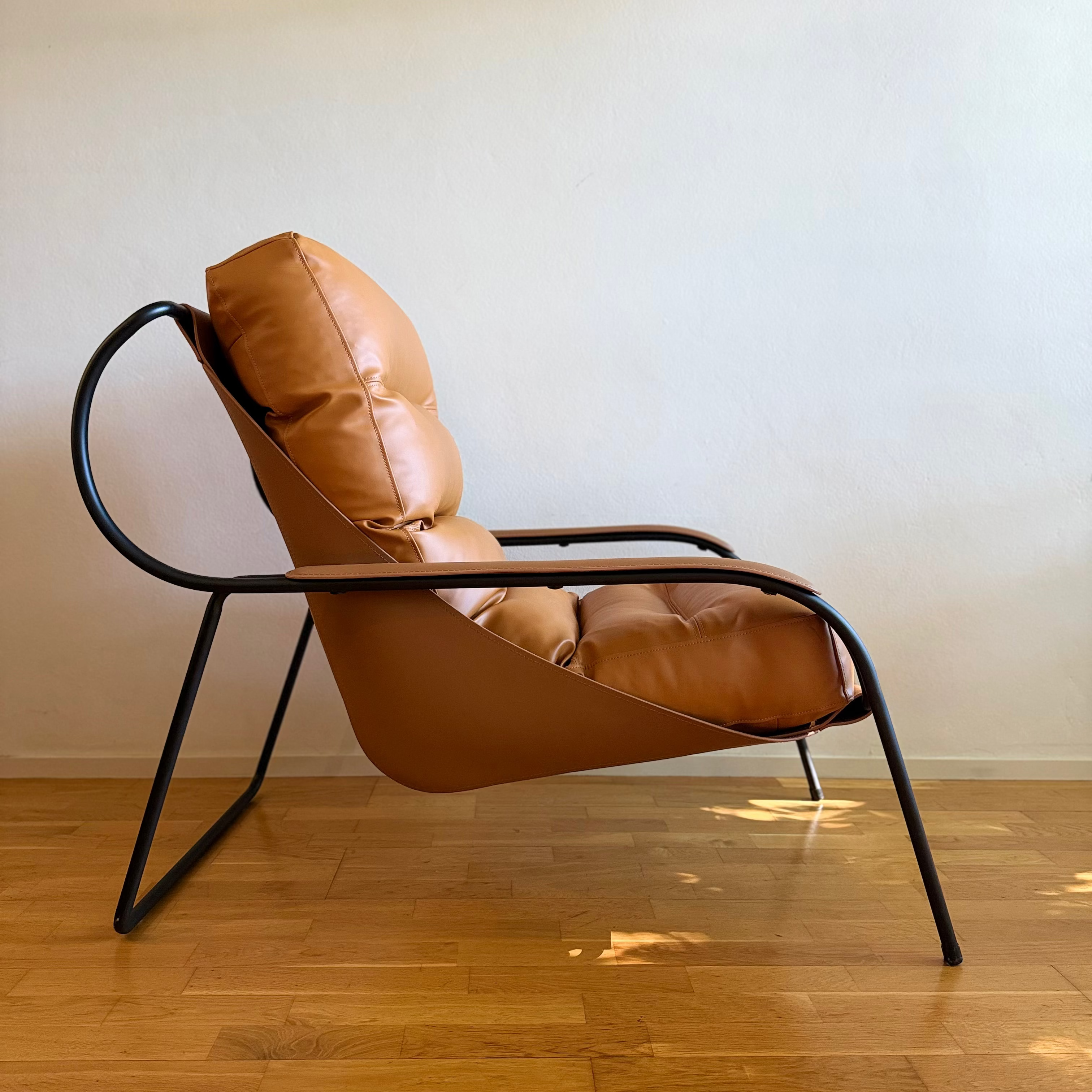 Zanuso-style sculptural lounge, tufted leather
