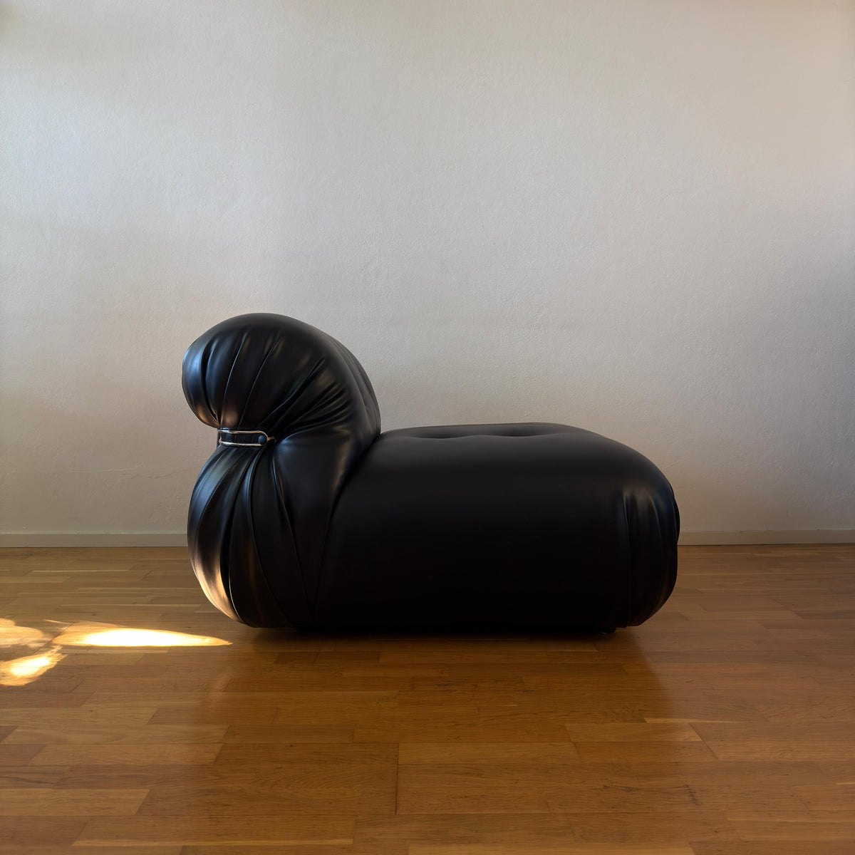 Scarpa-style Soriana lounge, tufted leather
